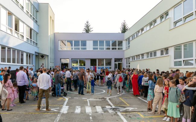 Schádzame sa v átriu školy...